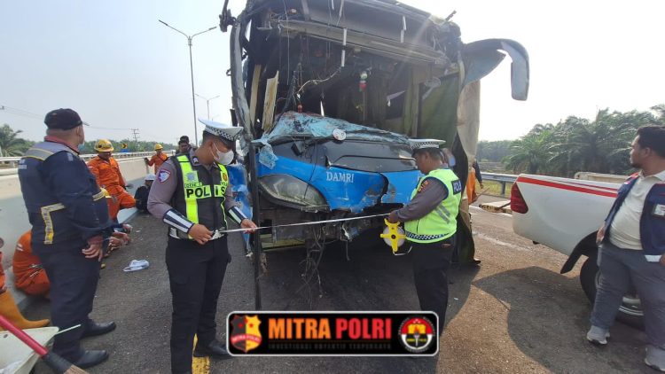 personel Sat Lantas Polres Ogan Ilir segera melakukan penanganan di lokasi. Petugas melakukan olah tempat kejadian perkara, mengumpulkan keterangan para saksi, serta mengamankan kendaraan yang terlibat sebagai bagian dari proses penyelidikan.