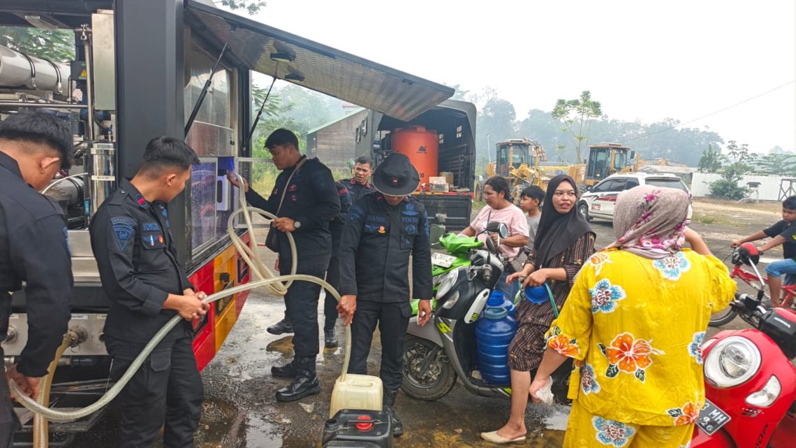 Personel Kompi 2 Batalyon C Pelopor Satbrimob Polda Kalimantan Tengah menyalurkan bantuan air bersih kepada masyarakat di Desa Danau Usung, Kabupaten Murung Raya, Sabtu (5/9/2026).