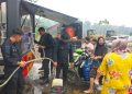 Personel Kompi 2 Batalyon C Pelopor Satbrimob Polda Kalimantan Tengah menyalurkan bantuan air bersih kepada masyarakat di Desa Danau Usung, Kabupaten Murung Raya, Sabtu (5/9/2026).