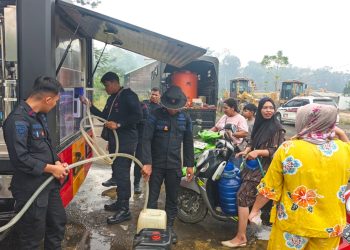 Personel Kompi 2 Batalyon C Pelopor Satbrimob Polda Kalimantan Tengah menyalurkan bantuan air bersih kepada masyarakat di Desa Danau Usung, Kabupaten Murung Raya, Sabtu (5/9/2026).