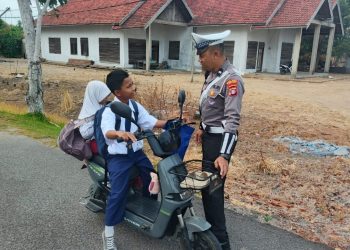 Satuan Lalu Lintas (Satlantas) Polres Seruyan melaksanakan kegiatan teguran simpatik sekaligus memberikan imbauan keamanan, keselamatan, ketertiban, dan kelancaran lalu lintas (Kamseltibcarlantas) kepada para pengendara di kawasan Simpang 4 SMA Negeri 1 Kuala Pembuang, Senin (07/09/2026).