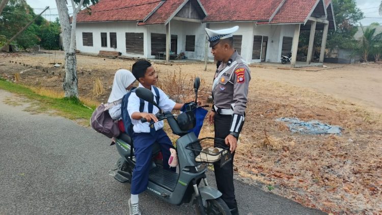 Satuan Lalu Lintas (Satlantas) Polres Seruyan melaksanakan kegiatan teguran simpatik sekaligus memberikan imbauan keamanan, keselamatan, ketertiban, dan kelancaran lalu lintas (Kamseltibcarlantas) kepada para pengendara di kawasan Simpang 4 SMA Negeri 1 Kuala Pembuang, Senin (07/09/2026).