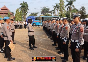 Kapolres Ogan Ilir AKBP Rizka Aprianti, S.H., S.I.K., M.H., didampingi Kasi Propam Polres Ogan Ilir AKP H. Manurung, melaksanakan pengecekan kehadiran personel saat apel pagi di halaman Mapolres Ogan Ilir, Senin (7/9/2026).