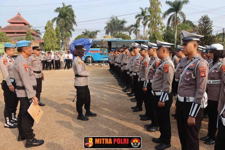 Kapolres Ogan Ilir AKBP Rizka Aprianti, S.H., S.I.K., M.H., didampingi Kasi Propam Polres Ogan Ilir AKP H. Manurung, melaksanakan pengecekan kehadiran personel saat apel pagi di halaman Mapolres Ogan Ilir, Senin (7/9/2026).