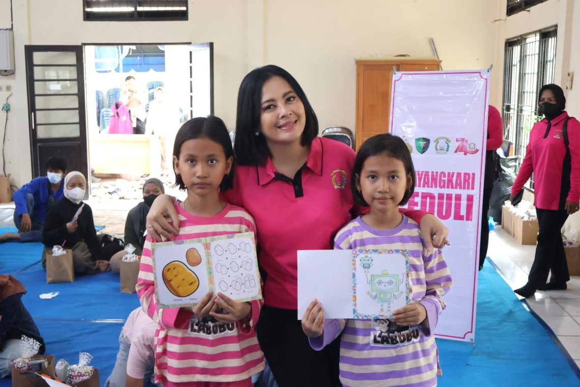 Ketua Bhayangkari Daerah Kalimantan Tengah, Maya Iwan Kurniawan, bersama Tim Psikologi SDM Polda Kalteng menggelar kegiatan psikososial dan trauma healing bagi masyarakat serta anak-anak terdampak kabut asap akibat kebakaran hutan dan lahan (karhutla) di Kecamatan Jekan Raya, Kota Palangka Raya, Senin (7/9/2026).