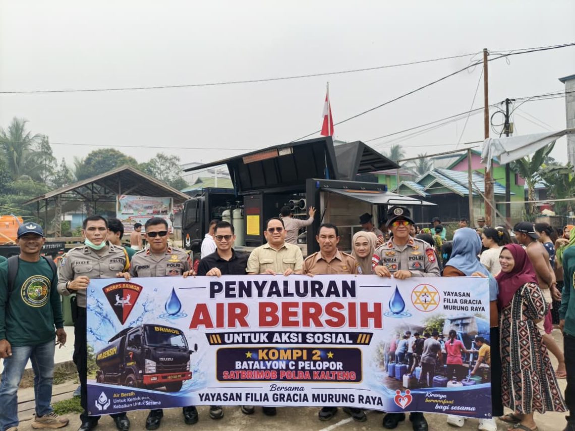 Satuan Brimob Polda Kalimantan Tengah kembali menunjukkan kepeduliannya kepada masyarakat melalui penyaluran air bersih bagi warga Desa Juking Panjang, Kecamatan Murung, Kabupaten Murung Raya, Senin (7/9/2026).