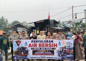 Satuan Brimob Polda Kalimantan Tengah kembali menunjukkan kepeduliannya kepada masyarakat melalui penyaluran air bersih bagi warga Desa Juking Panjang, Kecamatan Murung, Kabupaten Murung Raya, Senin (7/9/2026).