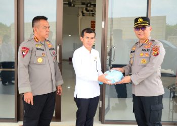 Kegiatan dipimpin Dansat Brimob Polda Jambi Kombes Pol. Budi Hidayat, S.I.K., bersama Kabid Humas Polda Jambi Kombes Pol. Erlan Munaji, S.I.K., M.Si. Kedatangan rombongan disambut langsung Kepala Sekolah Rakyat Terintegrasi 2 Dr. Sudarmono, S.Pd., M.Pd., beserta para guru dan jajaran sekolah.