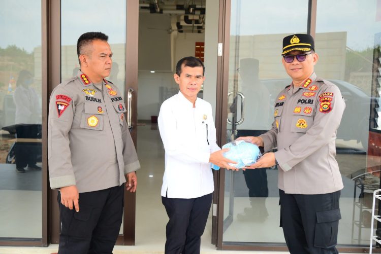 Kegiatan dipimpin Dansat Brimob Polda Jambi Kombes Pol. Budi Hidayat, S.I.K., bersama Kabid Humas Polda Jambi Kombes Pol. Erlan Munaji, S.I.K., M.Si. Kedatangan rombongan disambut langsung Kepala Sekolah Rakyat Terintegrasi 2 Dr. Sudarmono, S.Pd., M.Pd., beserta para guru dan jajaran sekolah.