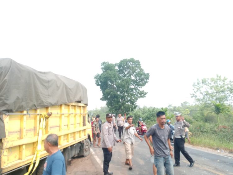Polsek Sabangau merespons cepat laporan masyarakat terkait kecelakaan lalu lintas yang terjadi di Jalan Mahir Mahar Km 17, Kelurahan Kalampangan, Kecamatan Sabangau.