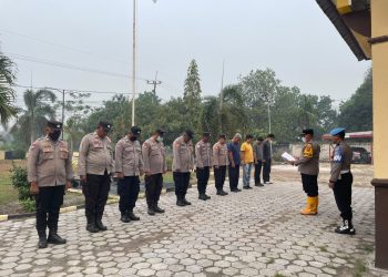 Kapolsek Sabangau Iptu Agung Setiyanto memimpin apel personel di Mako Polsek Sabangau sebagai sarana menyampaikan arahan sekaligus memperkuat kesiapan anggota dalam pelaksanaan tugas kepolisian.