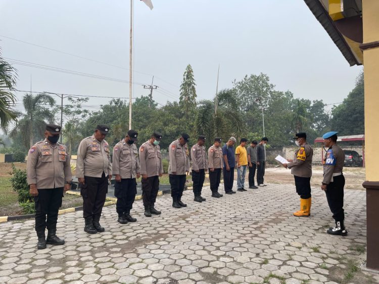 Kapolsek Sabangau Iptu Agung Setiyanto memimpin apel personel di Mako Polsek Sabangau sebagai sarana menyampaikan arahan sekaligus memperkuat kesiapan anggota dalam pelaksanaan tugas kepolisian.