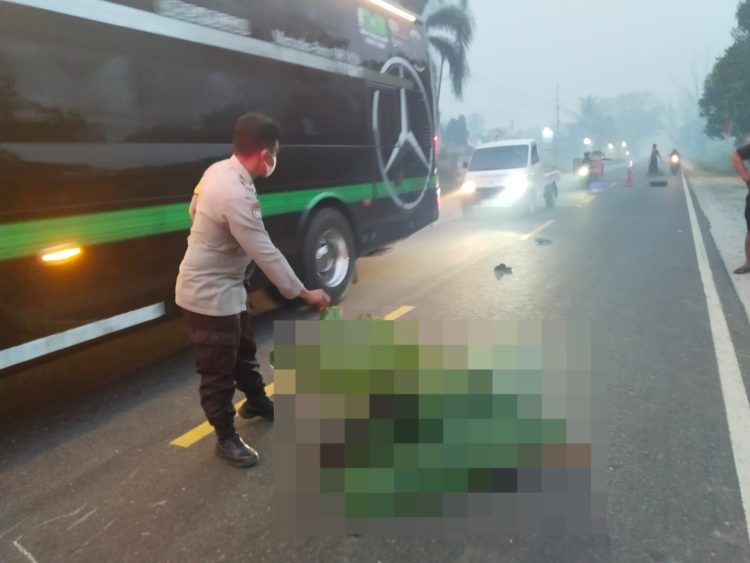 Setibanya di lokasi, personel langsung melakukan pengamanan tempat kejadian perkara (TKP) serta berkoordinasi dengan Piket Unit Laka Lantas untuk memastikan penanganan kecelakaan berjalan sesuai prosedur.