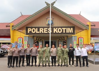 Polres Kotawaringin Timur menerima kunjungan dari Sekolah Staf dan Komando Tentara Nasional Indonesia (Sesko TNI) Brigjen TNI (Mar) Citro Cubono S.M., sebagai ketua Tim serta Rombongan dalam rangka audiensi terkait penanganan Kebakaran Hutan dan Lahan (Karhutla), Senin (7/9/2026).