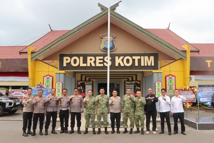 Polres Kotawaringin Timur menerima kunjungan dari Sekolah Staf dan Komando Tentara Nasional Indonesia (Sesko TNI) Brigjen TNI (Mar) Citro Cubono S.M., sebagai ketua Tim serta Rombongan dalam rangka audiensi terkait penanganan Kebakaran Hutan dan Lahan (Karhutla), Senin (7/9/2026).