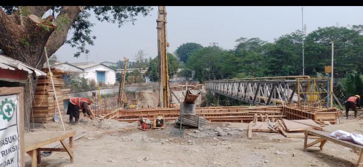 Proyek pekerjaan penggantian Jembatan Kedep pada ruas Jalan Cileungsi–Cibinong (Citeureup) mulai menjadi sorotan publik. Dengan nilai kontrak mencapai Rp45.982.294.553