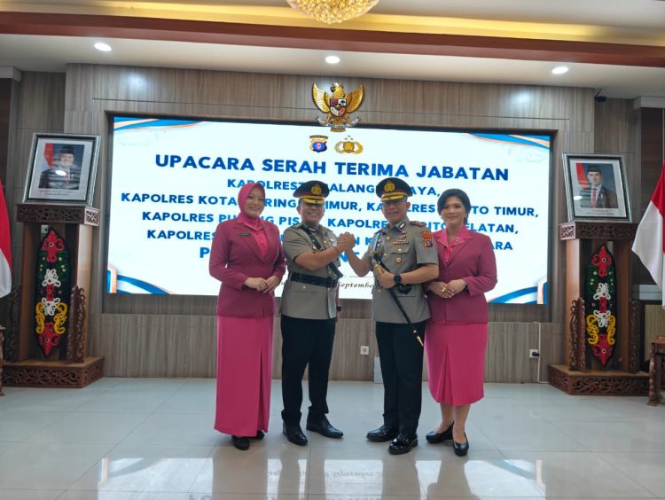 jabatan Kapolres Kotawaringin Timur diserahterimakan dari pejabat lama AKBP Resky Maulana Zulkarnain, S.H., S.I.K., M.H. kepada pejabat baru AKBP I Kadek Dwi Yoga Sidhimantra W., S.H., S.I.K., M.M. yang sebelumnya beliau menjabat sebagai Kasubdit 3 DitReskrimsus Polda Banten.