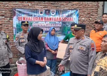 Bantuan berupa peralatan dapur dan sembako tersebut diserahkan Kapolsek Ajibarang AKP Haryanto, SH bersama Bhabinkamtibmas Desa Tipar Kidul Aiptu Eko Wakhyudianto kepada keluarga korban, Selasa (8/9/2026) sore.