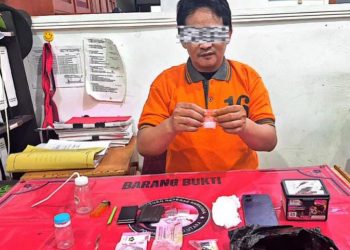 petugas mengamankan seorang laki-laki berinisial LN (42) beserta sejumlah barang bukti yang diduga berkaitan dengan tindak pidana narkotika.