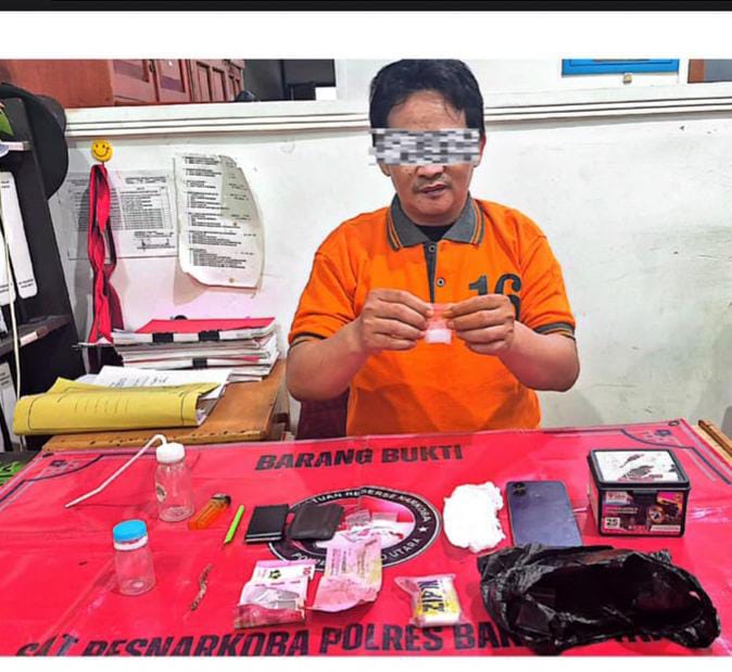 petugas mengamankan seorang laki-laki berinisial LN (42) beserta sejumlah barang bukti yang diduga berkaitan dengan tindak pidana narkotika.