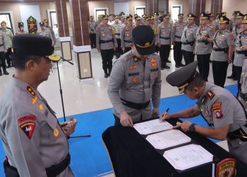 Kapolda Kalimantan Tengah (Kalteng) Irjen Pol Iwan Kurniawan memimpin langsung upacara serah terima jabatan (Sertijab) tujuh Kapolres/ta jajaran Polda Kalteng, bertempat di Aula Arya Dharma, Mapolda setempat, Rabu (9/9/2026) pagi.