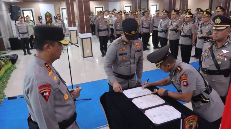 Kapolda Kalimantan Tengah (Kalteng) Irjen Pol Iwan Kurniawan memimpin langsung upacara serah terima jabatan (Sertijab) tujuh Kapolres/ta jajaran Polda Kalteng, bertempat di Aula Arya Dharma, Mapolda setempat, Rabu (9/9/2026) pagi.