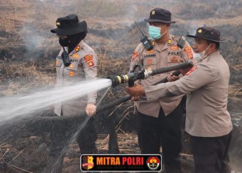 petugas menggunakan cairan khusus X-Fire yang dicampurkan dengan air untuk membantu proses pemadaman, khususnya pada lahan gambut yang memiliki karakteristik sulit dipadamkan.