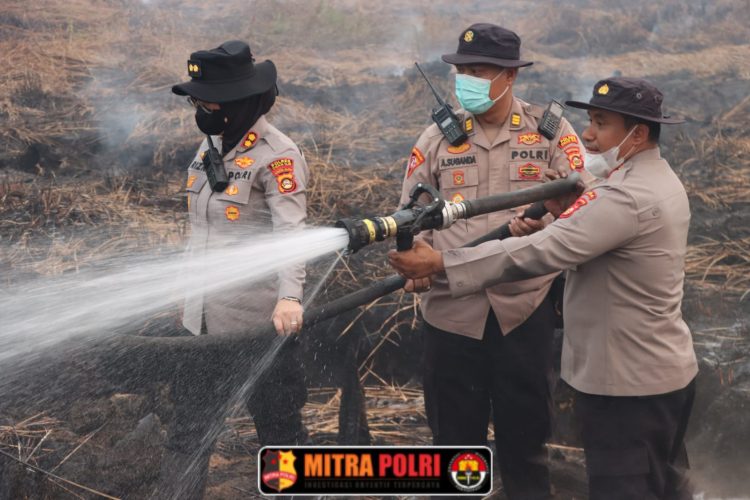 petugas menggunakan cairan khusus X-Fire yang dicampurkan dengan air untuk membantu proses pemadaman, khususnya pada lahan gambut yang memiliki karakteristik sulit dipadamkan.