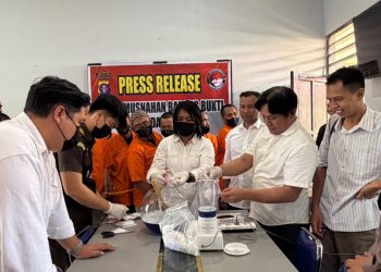 Kegiatan pemusnahan yang dilaksanakan di Ruangan Kasat Resnarkoba Polresta Palangka Raya tersebut dimulai sekitar pukul 10.00 WIB dan dihadiri oleh perwakilan Kejaksaan Negeri Palangka Raya, Kasat Resnarkoba Polresta Palangka Raya, penasihat hukum tersangka, Kasiwas atau yang mewakili, Kanit Provos serta perwakilan Sat Tahti Polresta Palangka Raya.