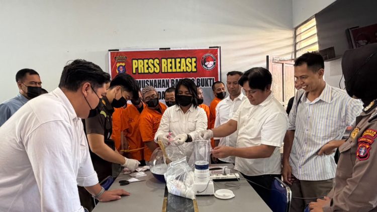 Kegiatan pemusnahan yang dilaksanakan di Ruangan Kasat Resnarkoba Polresta Palangka Raya tersebut dimulai sekitar pukul 10.00 WIB dan dihadiri oleh perwakilan Kejaksaan Negeri Palangka Raya, Kasat Resnarkoba Polresta Palangka Raya, penasihat hukum tersangka, Kasiwas atau yang mewakili, Kanit Provos serta perwakilan Sat Tahti Polresta Palangka Raya.