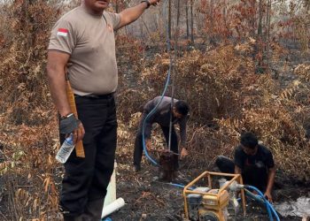 Dirsamapta Polda Kalteng turun langsung memimpin proses pembuatan sumur bor guna memastikan ketersedian air saat proses pemadaman berlangsung, Rabu (9/9/2026).