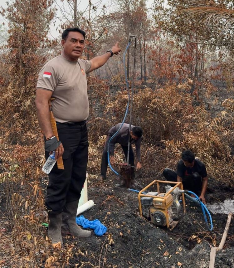 Dirsamapta Polda Kalteng turun langsung memimpin proses pembuatan sumur bor guna memastikan ketersedian air saat proses pemadaman berlangsung, Rabu (9/9/2026).