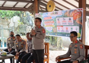 Serdik Sespimen Polri Dikreg Ke-67 T.A. 2026 melaksanakan kegiatan sosialisasi pencegahan kebakaran hutan dan lahan (Karhutla) melalui sambang dan dialogis bersama masyarakat di Pendopo DTT Cokro Tunggal, Palangka Raya, Rabu (9/9/2026) sore.