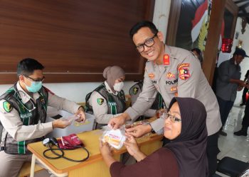 Serdik Sespimen Polri Dikreg Ke-67 T.A. 2026 bersama Sidokkes Polresta Palangka Raya melaksanakan kegiatan bhakti kesehatan dengan membagikan masker dan vitamin kepada masyarakat di Jalan Gurame, Kota Palangka Raya, Rabu (9/9/2026) sore.