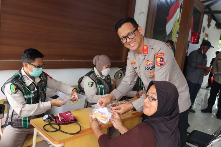 Serdik Sespimen Polri Dikreg Ke-67 T.A. 2026 bersama Sidokkes Polresta Palangka Raya melaksanakan kegiatan bhakti kesehatan dengan membagikan masker dan vitamin kepada masyarakat di Jalan Gurame, Kota Palangka Raya, Rabu (9/9/2026) sore.