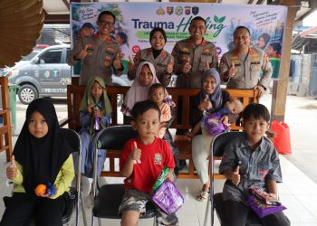 Serdik Sespimen Polri Dikreg Ke-67 T.A. 2026 melaksanakan kegiatan trauma healing bagi anak-anak dan masyarakat yang terdampak kebakaran hutan dan lahan (Karhutla) di Jalan Gurame, Kota Palangka Raya, Rabu (9/9/2026) siang.