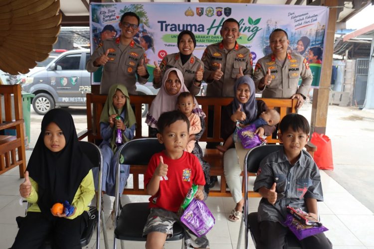 Serdik Sespimen Polri Dikreg Ke-67 T.A. 2026 melaksanakan kegiatan trauma healing bagi anak-anak dan masyarakat yang terdampak kebakaran hutan dan lahan (Karhutla) di Jalan Gurame, Kota Palangka Raya, Rabu (9/9/2026) siang.