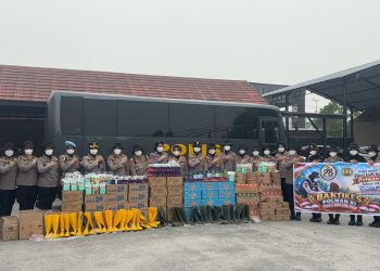 Wujud kepedulian Polwan Polda Kalimantan Tengah (Kalteng) melaksanakan anjangsana dan bakti kesehatan kepada personel Polri yang tengah bertugas melakukan pemadaman Kebakaran Hutan dan Lahan (Karhutla) di kawasan Dulin Kandang, Kota Palangka Raya, Kamis (10/9/2026).