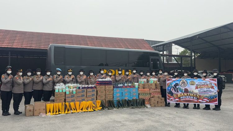 Wujud kepedulian Polwan Polda Kalimantan Tengah (Kalteng) melaksanakan anjangsana dan bakti kesehatan kepada personel Polri yang tengah bertugas melakukan pemadaman Kebakaran Hutan dan Lahan (Karhutla) di kawasan Dulin Kandang, Kota Palangka Raya, Kamis (10/9/2026).