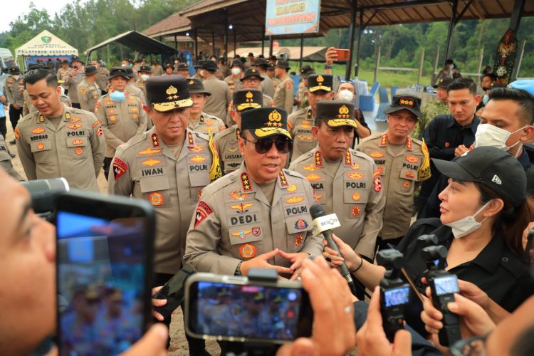 Wakil Kepala Kepolisian Negara Republik Indonesia (Wakapolri) Komjen Pol. Prof. Dr. Dedi Prasetyo turun langsung ke Posko Induk Penanganan Kebakaran Hutan dan Lahan (Karhutla) Polda Kalimantan Tengah, Palangka Raya, Jumat (11/9/2026).
