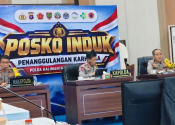 Kapolda Kalteng, saat menggelar Zoom Meeting bersama Wakapolda Brigjen Pol Drs. Yosi Muhamartha, dan para pejabat utama Polda serta Kapolres jajaran di Posko Induk Karhutla Mapolda setempat, Sabtu (12/9/2026).