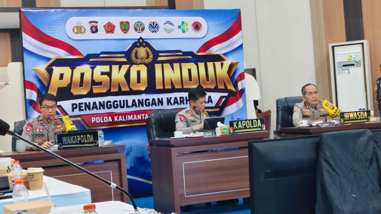 Kapolda Kalteng, saat menggelar Zoom Meeting bersama Wakapolda Brigjen Pol Drs. Yosi Muhamartha, dan para pejabat utama Polda serta Kapolres jajaran di Posko Induk Karhutla Mapolda setempat, Sabtu (12/9/2026).