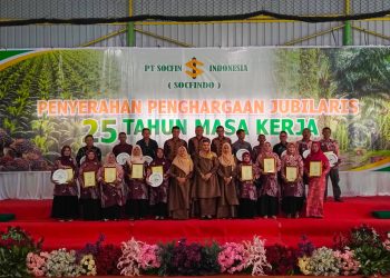 PT Socfin Indonesia perkebunan Seumayam dan PT Socfindo Seunagan Nagan Raya, Aceh beri penghargaan untuk para karyawan yang telah setia bekerja selama 25 tahun, Sabtu, (12/09/2026) yang berlangsung di lapangan kebun PT Socfindo Seumayam.