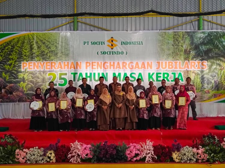 PT Socfin Indonesia perkebunan Seumayam dan PT Socfindo Seunagan Nagan Raya, Aceh beri penghargaan untuk para karyawan yang telah setia bekerja selama 25 tahun, Sabtu, (12/09/2026) yang berlangsung di lapangan kebun PT Socfindo Seumayam.