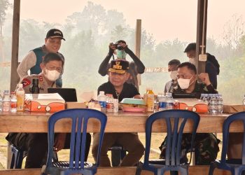 Kapolda Kalimantan Tengah Irjen Pol Iwan Kurniawan bersama Gubernur Kalteng H. Agustiar Sabran dan Pangdam XXII Tambun Bungai Mayjen TNI Zainul Arifin meninjau posko taktis Polda Kalteng di Jl. Tjilik Riwut Km.21 dan 23, Sabtu (12/9/2026).