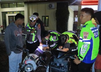 Dalam patroli Kegiatan Rutin Yang Ditingkatkan (KRYD) yang digelar Sabtu malam hingga Minggu (13/9/2026) dini hari, polisi berhasil mengamankan 17 unit sepeda motor yang menggunakan knalpot tidak sesuai spesifikasi teknis.