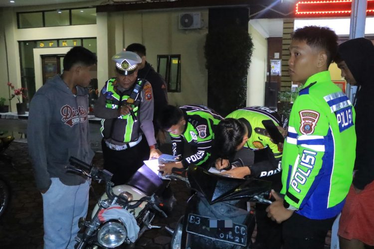 Dalam patroli Kegiatan Rutin Yang Ditingkatkan (KRYD) yang digelar Sabtu malam hingga Minggu (13/9/2026) dini hari, polisi berhasil mengamankan 17 unit sepeda motor yang menggunakan knalpot tidak sesuai spesifikasi teknis.