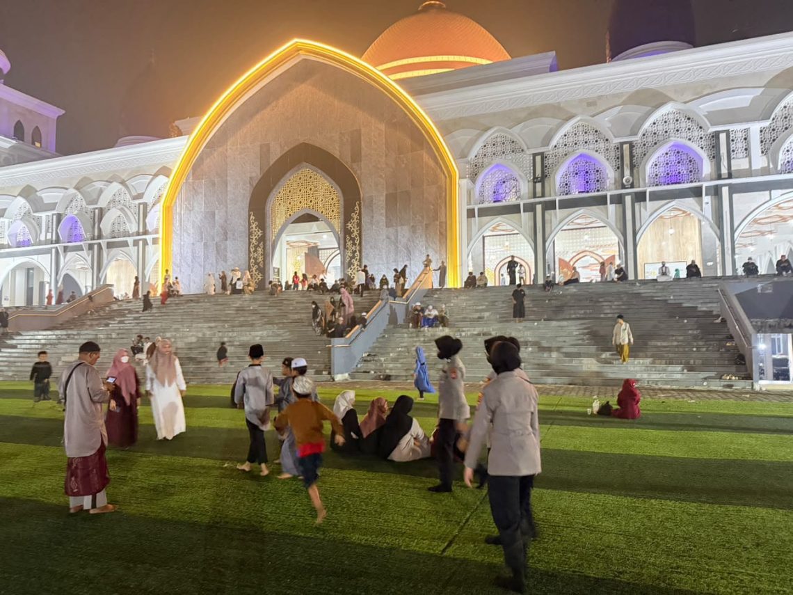Polresta Palangka Raya melaksanakan pengamanan tabligh akbar dalam rangka peringatan Maulid Nabi Muhammad SAW di Masjid Agung Kubah Kecubung Darurrahman