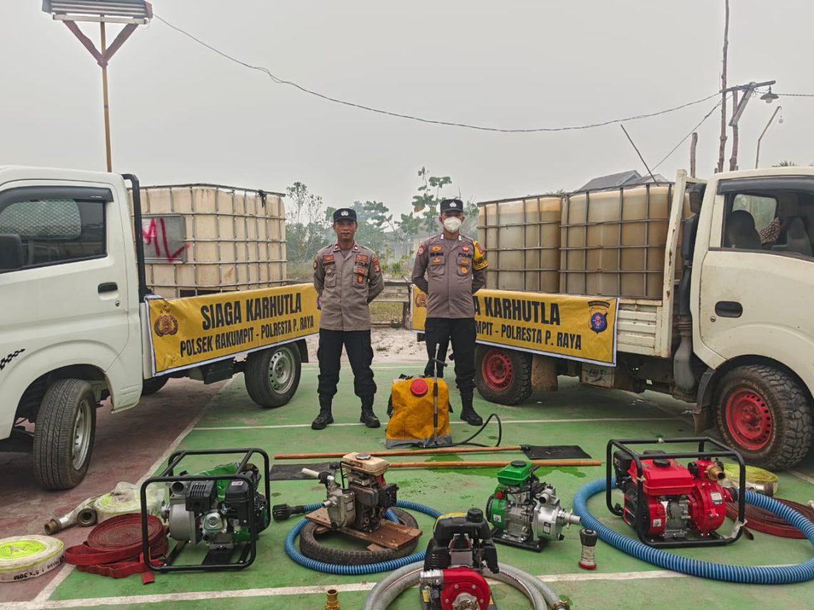 Pengecekan mencakup kondisi kendaraan dinas, perlengkapan pendukung, serta sarana komunikasi yang akan digunakan selama pelaksanaan tugas. Setiap bagian diperiksa untuk memastikan tidak ada kendala.