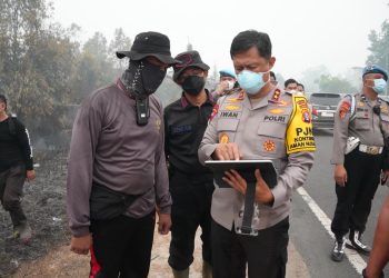 Kapolda Kalimantan Tengah Irjen Pol. Iwan Kurniawan, bersama Gubernur H. Agustiar Sabran dan Pangdam XII/Tambun Bungai Mayjen TNI Zainul Arifin meninjau langsung lokasi Karhutla di kawasan Bukit Rawi, Kota Palangka Raya, Minggu (13/9/2026).